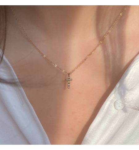 Collier avec pendentif mini croix en acier inoxydable