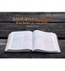 CARTE avec verset Bible ouverte sur une table
