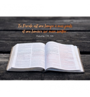 CARTE avec verset Bible ouverte sur une table