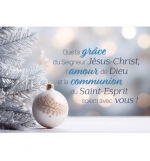 Carte Fin D'année Boule de Noël et branches de sapin enneigées