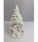 Crêche de Noël en résine blanche dans un sapin