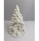 Crêche de Noël en résine blanche dans un sapin