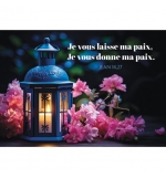 Mini-carte Lanterne et fleurs roses sur une table