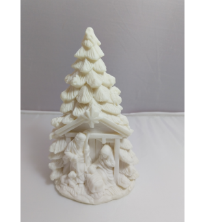 Crêche de Noël en résine blanche dans un sapin