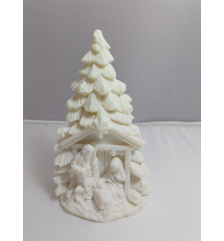Crêche de Noël en résine blanche dans un sapin