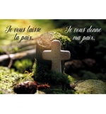 Mini Carte Petite croix en pierre posée dans la forêt